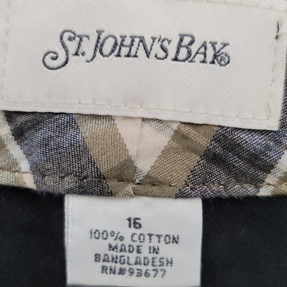 Ladies St. John's Bay Black Cargo Shorts 16 - Picture 3 of 10